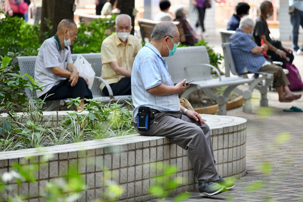 本港人口老化严重，目前每5人就有1人是65岁或以上。资料图片