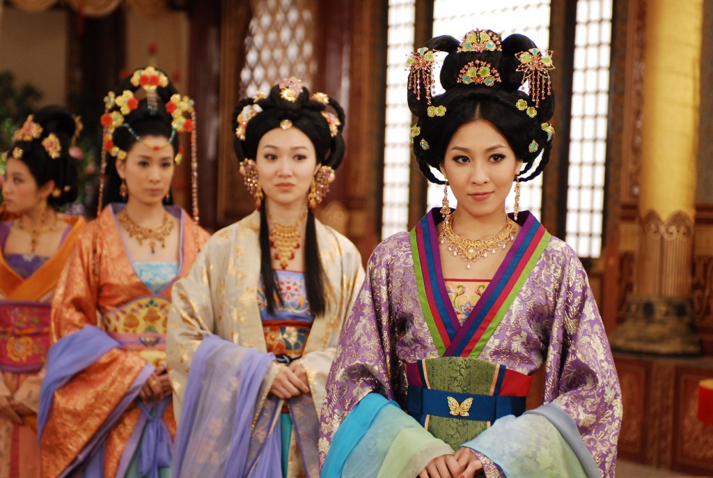 陈敏之与叶翠翠是有份参演《公主嫁到》，二人演公主。
