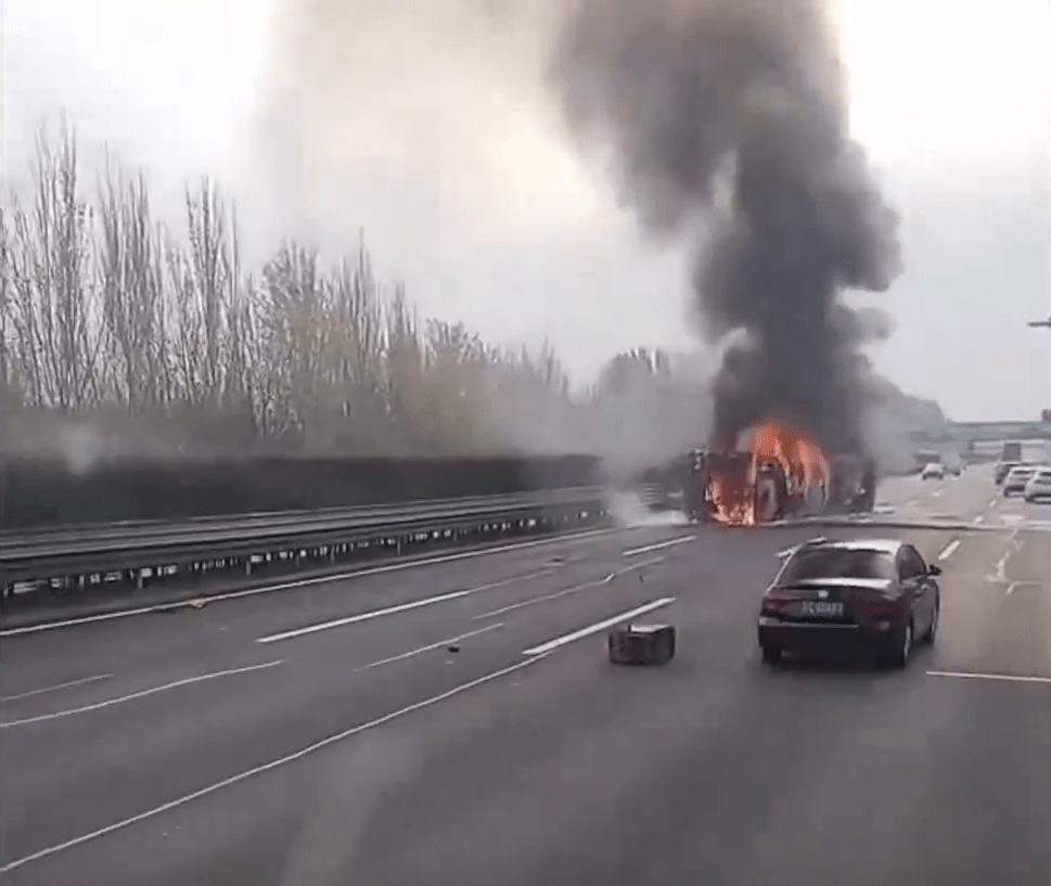 車CＡＭ畫面顯示，一大巴車在蘇家屯高速公路起火。