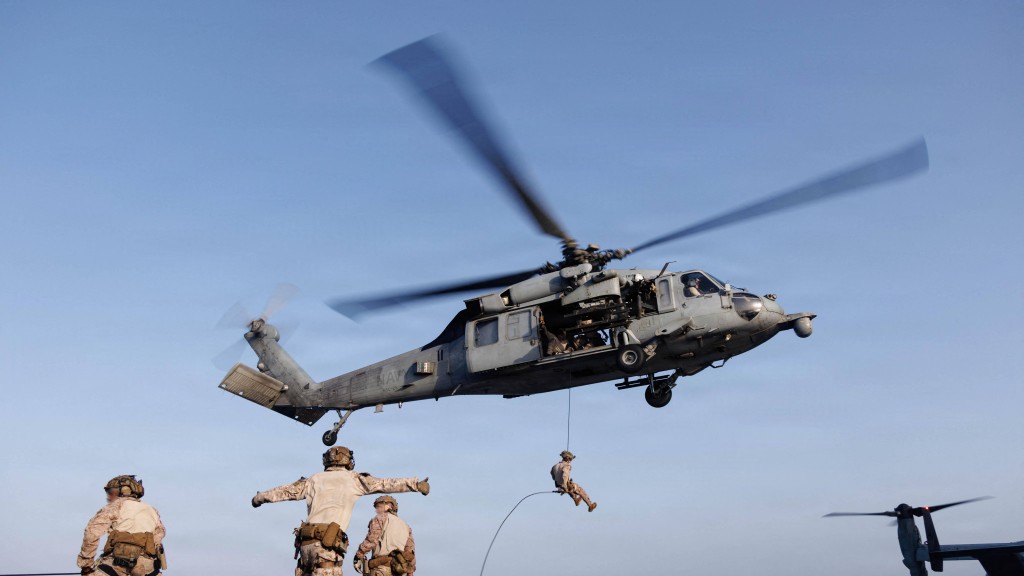 MH-60S直升機是美國海軍航母打擊群的重要裝備。法新社