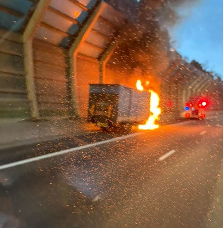 屯門公路貨車陷火海，濃煙冒上半空。FB香港公共交通智庫圖片