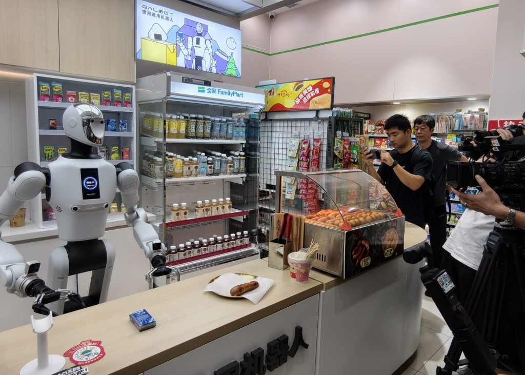 海淀区鼎好大厦智能便利店的银河通用Galbot人形机械人,可以抽取货架饮品、打包烤肠,自主完成零售服务。杨浚源摄 海淀区鼎好大厦智能便利店的银河通用Galbot人形机械人,可以抽取货架饮品、打包烤肠,自主完成零售服务。杨浚源摄
