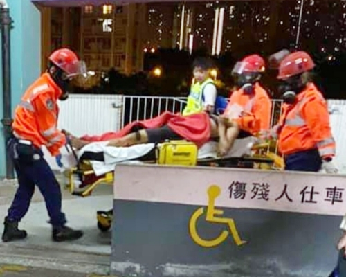 周梓樂受傷後接受急救。網圖