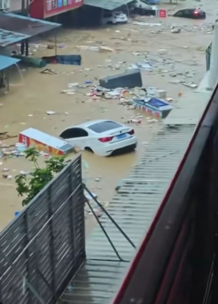 廣西暴雨成災，橫州六藍水庫決堤。抖音