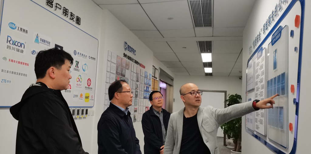 贵州大数据安全工程研究中心创始人刘东昊（右一）意外离世。