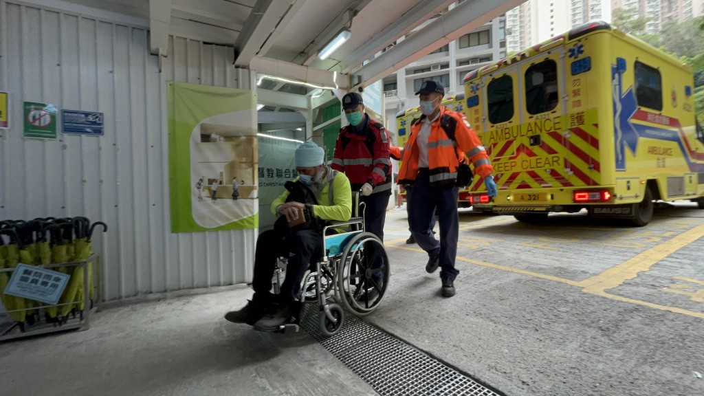 受傷垃圾車司機送院。林思明攝