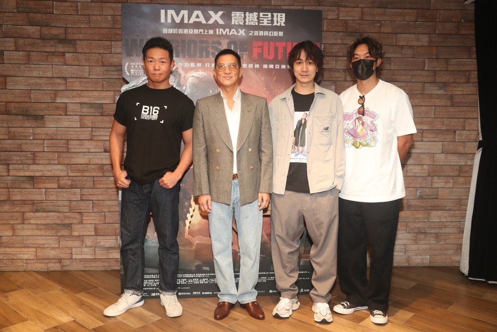 張家輝(左二)、胡子彤(右一)、吳肇軒(右二)和羅浩銘(左一)今日到尖沙咀為電影《明日戰記》謝票。