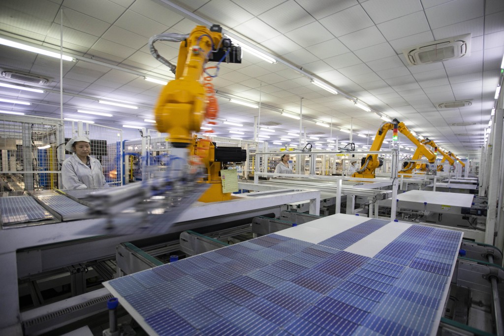 美国指控中国在太阳能电池板、电动汽车等产业出现产能过剩，遭谢锋反驳。新华社