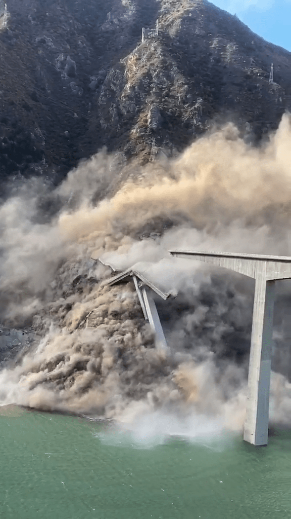 四川阿壩紅旗特大橋垮塌。