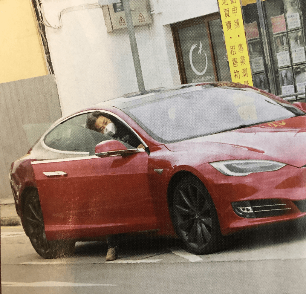 《下流上車族》男主角林敏聰駕駛的是Model S。