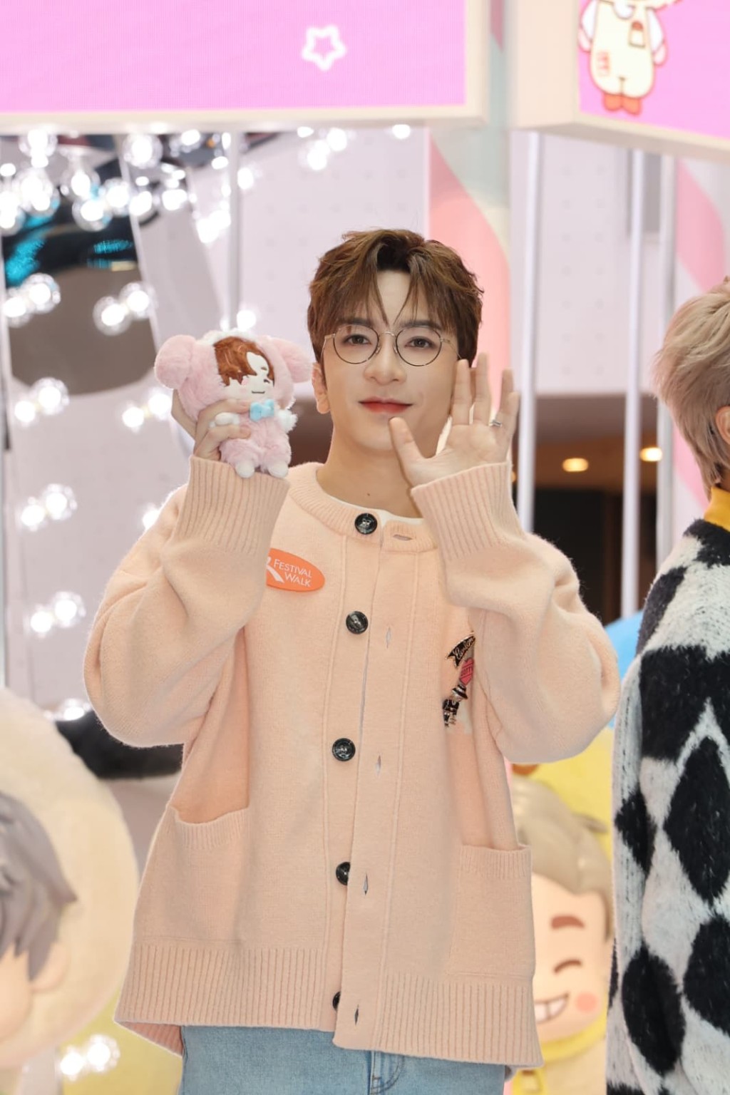 AL表示媽媽在家中放滿「My Nelody」公仔。