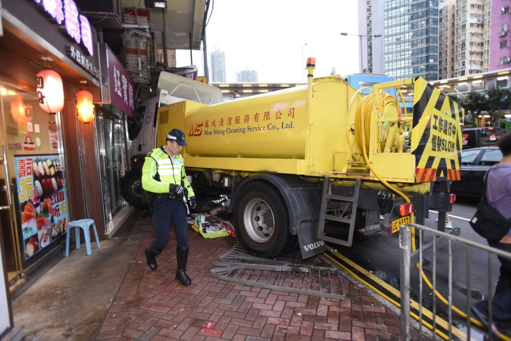 洗街車撞入涼茶舖。