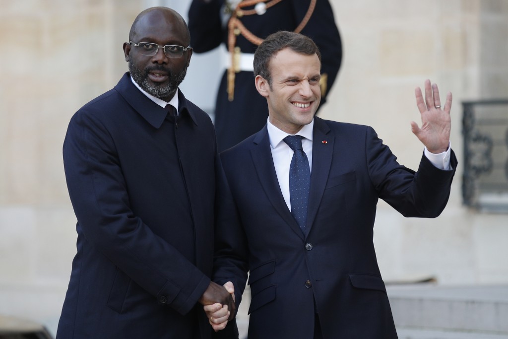 韦亚（左）一七年当选利比里亚总统，曾与法国总统马克龙会面。AP资料图片