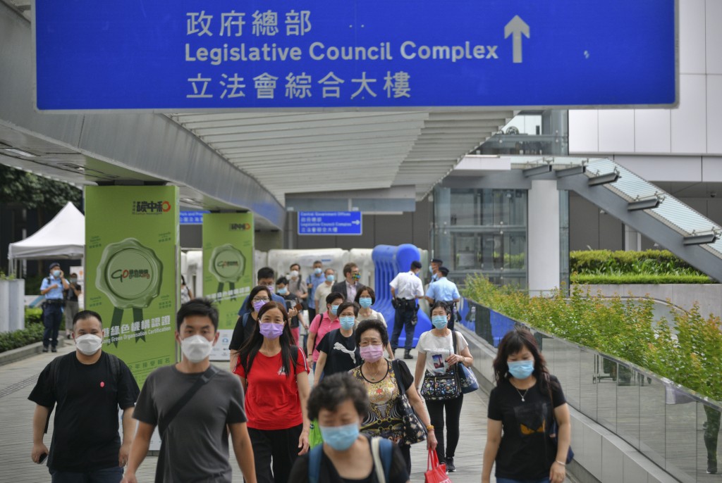 公務員薪酬趨勢調查委員會最近公佈了最新的調查結果，高中低層公務員薪酬趨勢淨指標皆為負數，換言之，公務員今年有可能減薪。