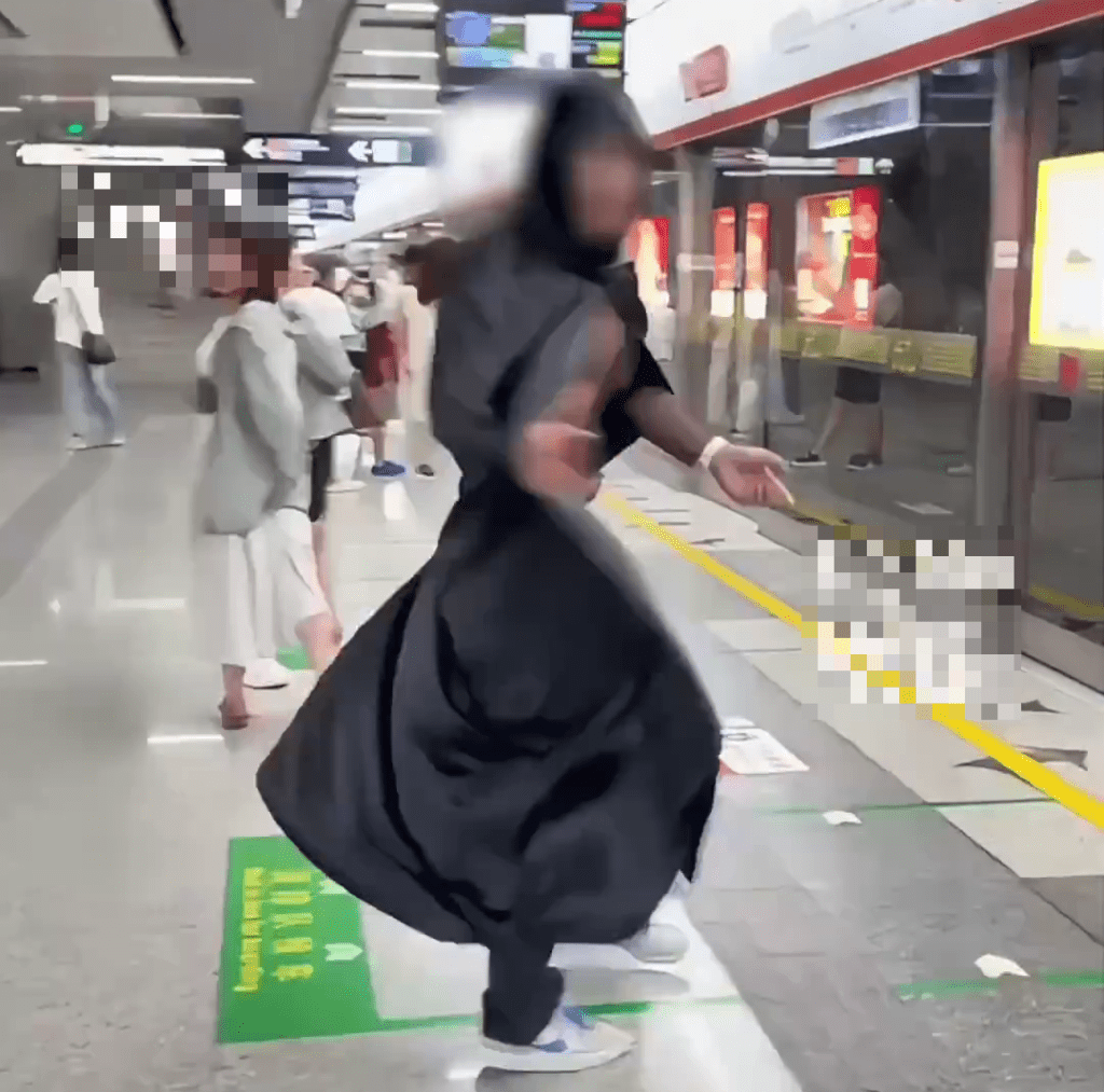 杭州地鐵驚現「黑絲男」爬進車廂,引發恐慌。 杭州地鐵驚現「黑絲男」爬進車廂,引發恐慌。