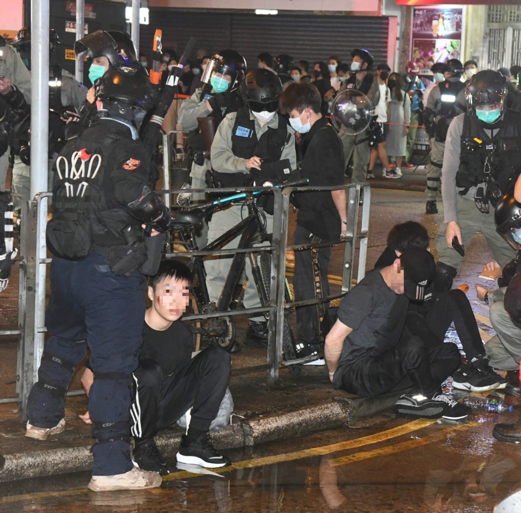 警方制服多人