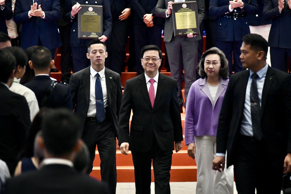 行政長官李家超(中)出席「行政長官表揚榜」。 行政長官李家超(中)出席「行政長官表揚榜」。