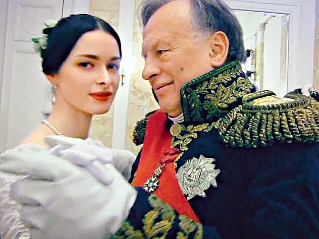 ■索科洛夫扮拿破崙和葉先科共舞。