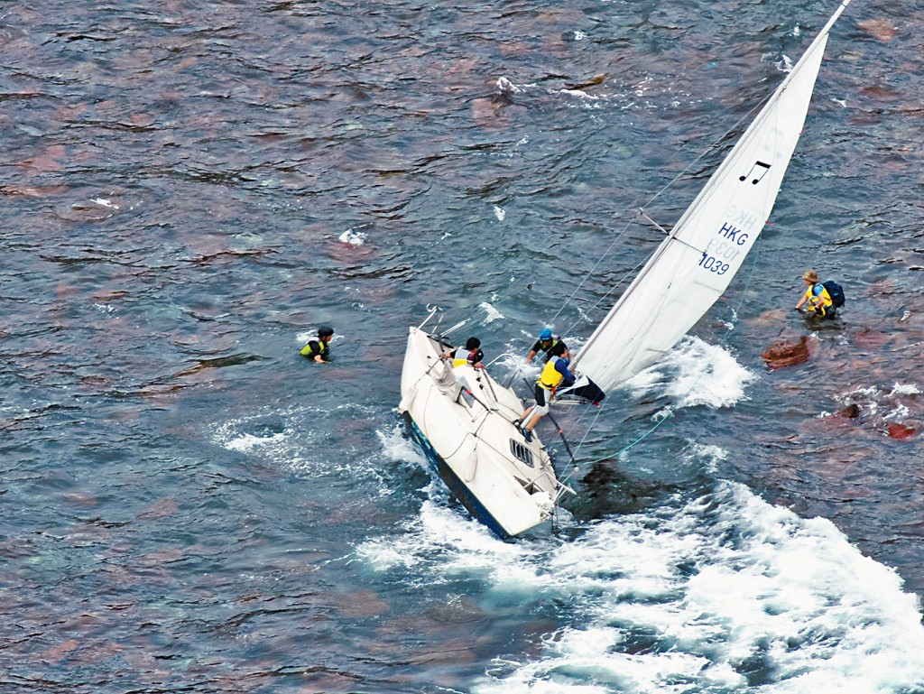 擱淺的船隻遭海浪不斷拍打，幾乎傾覆，船上3人只能抓緊船身，水上電單車隊人員冒險下水靠近，最終成功拯救3人。