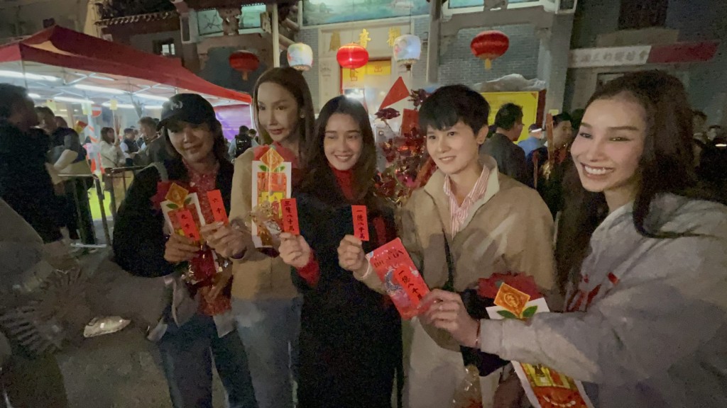 通宵開放的借庫熱點之一紅磡觀音廟，周五入夜起逾千市民絡繹不絕到場。曾志恆攝