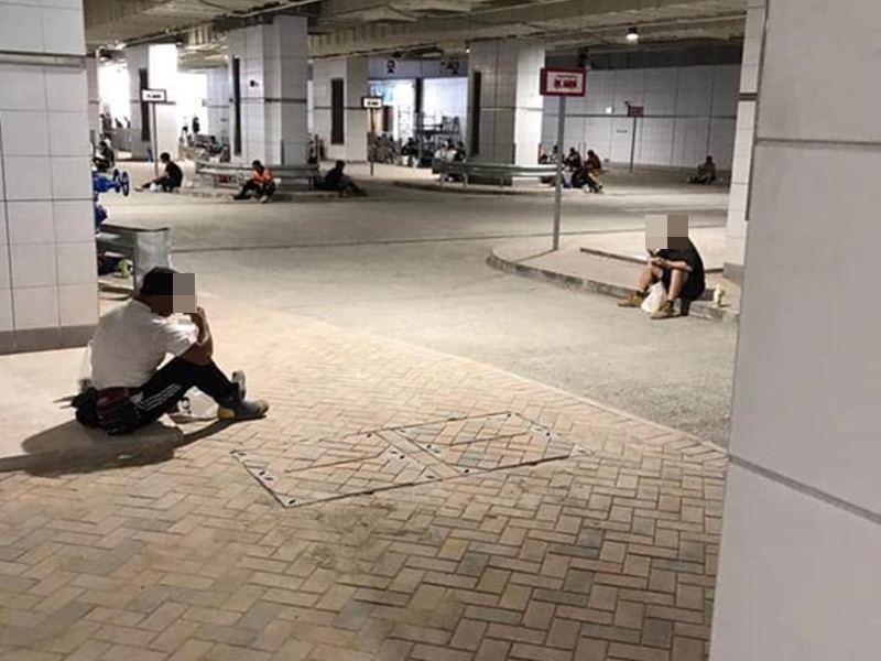 中午一度落雨,有市民走到室內開餐。網上圖片