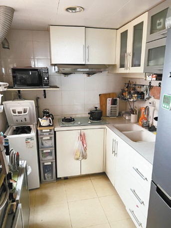 廚房空間闊落，基本廚櫃及爐具齊備。