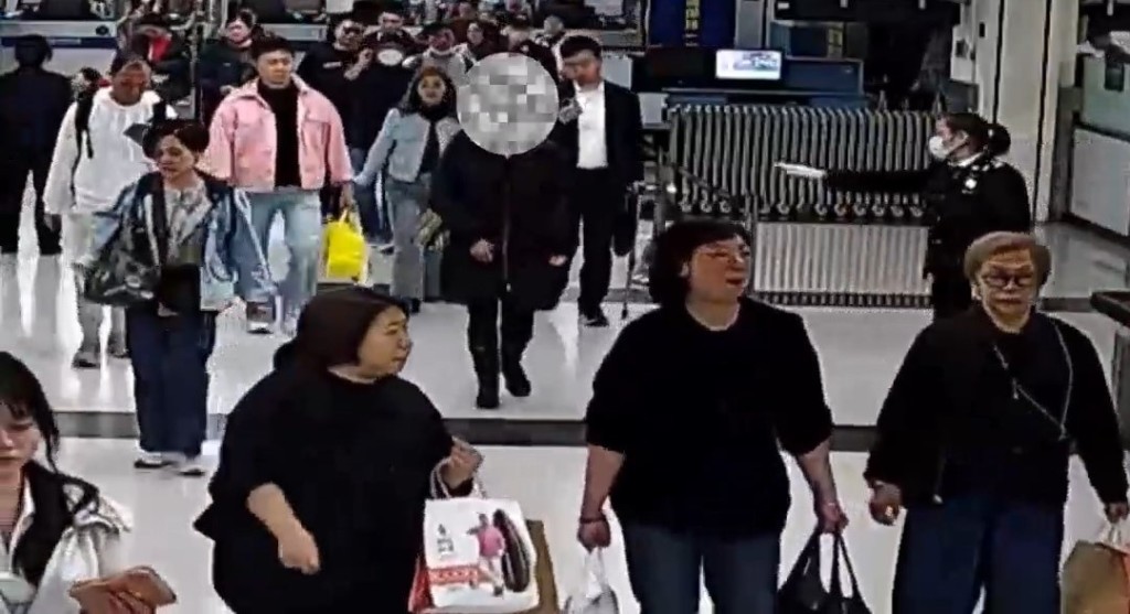 女子著大褛南下违规携70万港币,罗湖口岸急脚过关被截。海关发布 女子著大褛南下违规携70万港币,罗湖口岸急脚过关被截。海关发布