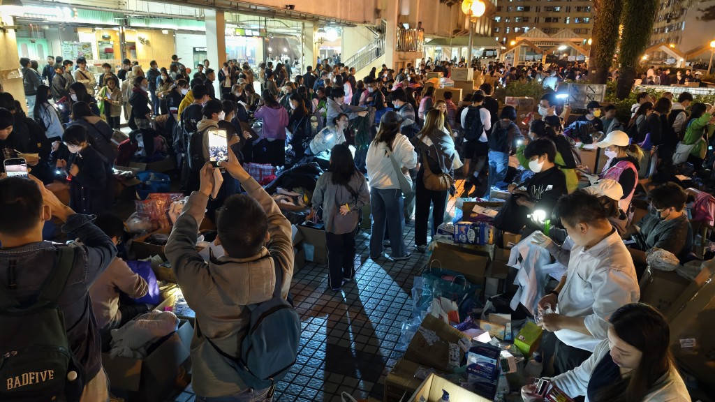 多名熱心市民帶同大量物資到廣福商場平台派發。