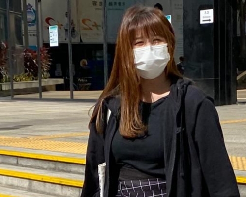 首被告何靖莎。