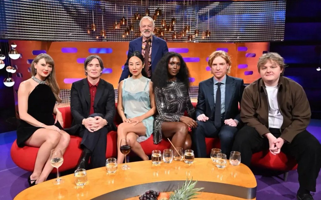 英國名主持Graham Norton(後排)已飛抵紐約。 英國名主持Graham Norton(後排)已飛抵紐約。