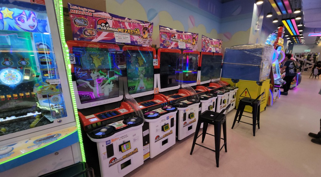 記者今日傍晚到荃灣廣場分店冒險樂園觀察，見到場內有6部「Pokémon Mezastar」。