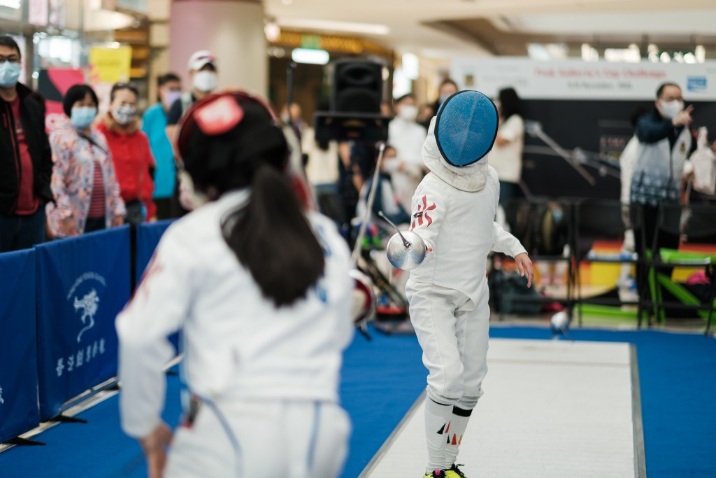小劍手在商場內進行比賽，吸收比賽經驗。相片由香港劍擊學校提供