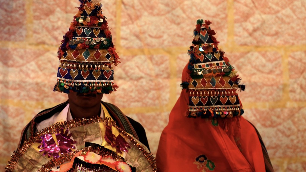 巴基斯坦一對新人戴上傳統手工花冠，等待婚禮開始。 路透社