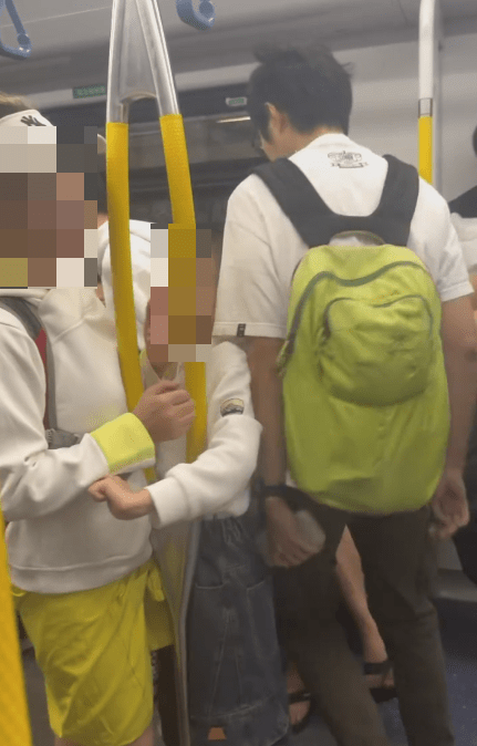 兩青年僅是緊貼小孩背部走過。threads@ethanyau_0101 兩青年僅是緊貼小孩背部走過。threads@ethanyau_0101