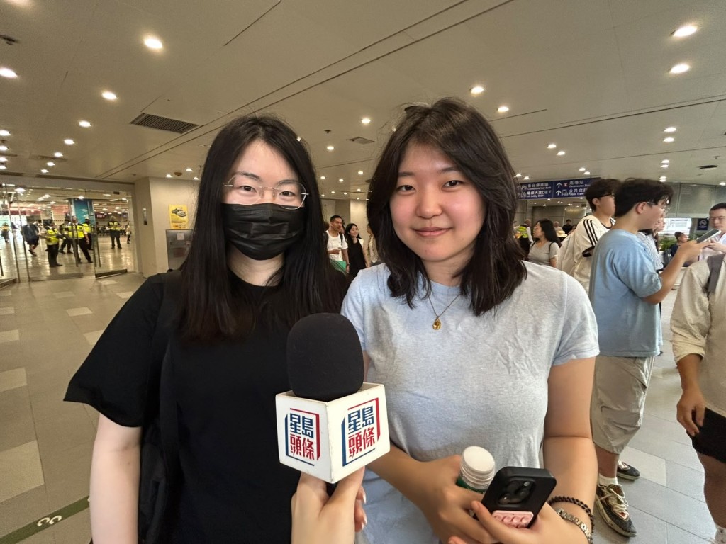 北京旅客張小姐和遇小姐讚嘆現場氣氛非常熱烈。陳翠瑩攝 北京旅客張小姐和遇小姐讚嘆現場氣氛非常熱烈。陳翠瑩攝