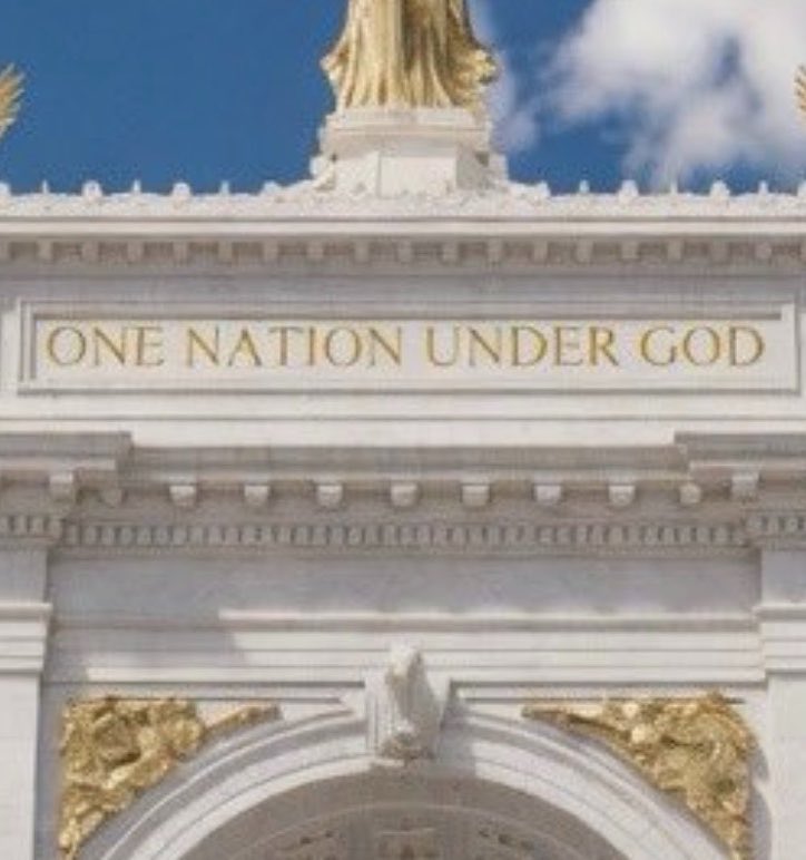 门上写有“One Nation Under God”，即 “上帝庇佑下的国家”。Benny Johnson@X