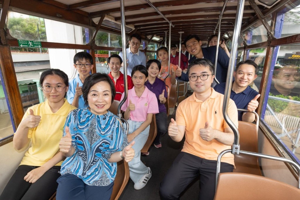 蔡若蓮與一眾同學登上香港資優教育學苑15周年特別版電車「資優一叮」。蔡若蓮fb