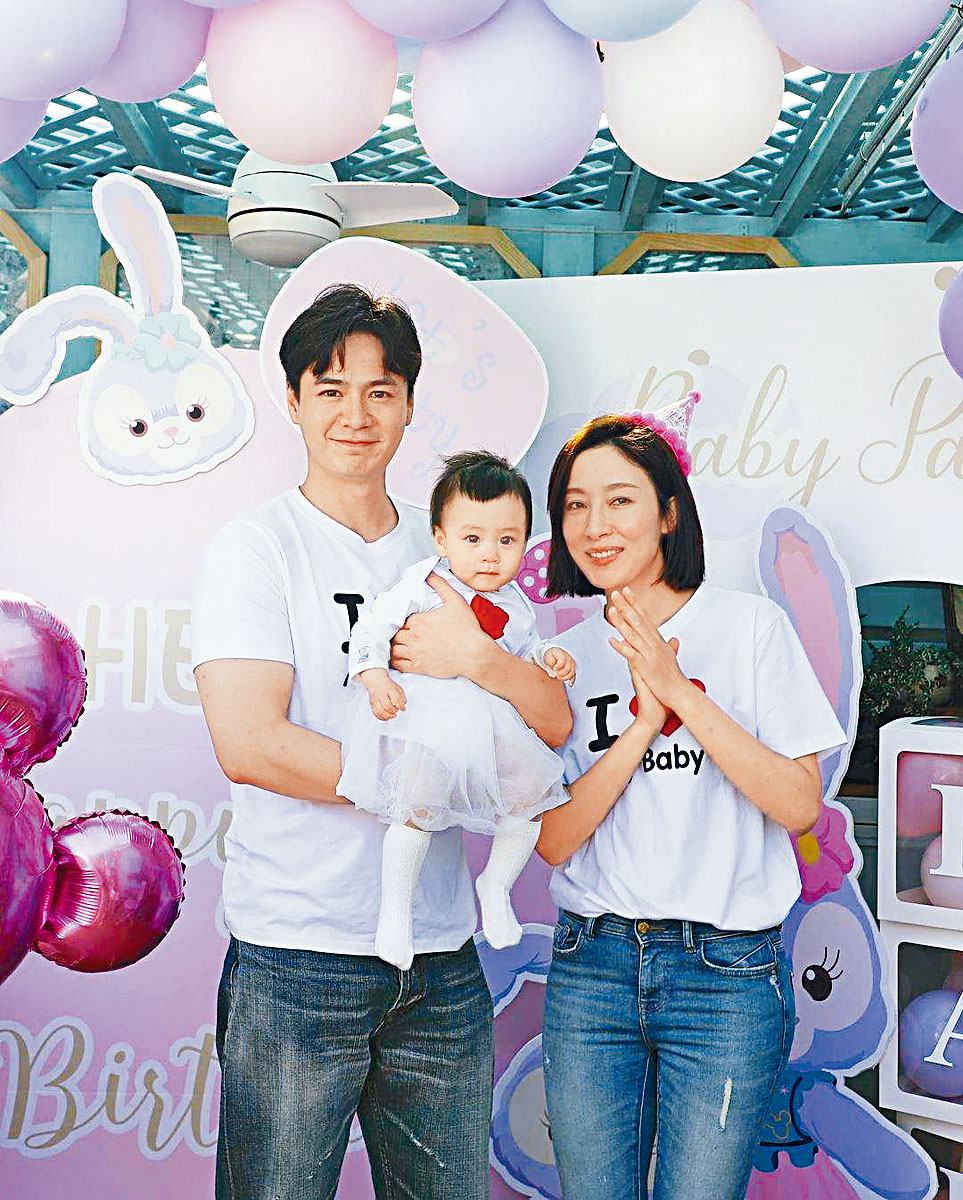 ■罗子溢与杨茜尧为爱女举行小型派对。