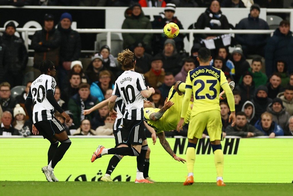 羅美路補時倒掛，為熱刺追和2:2。路透社