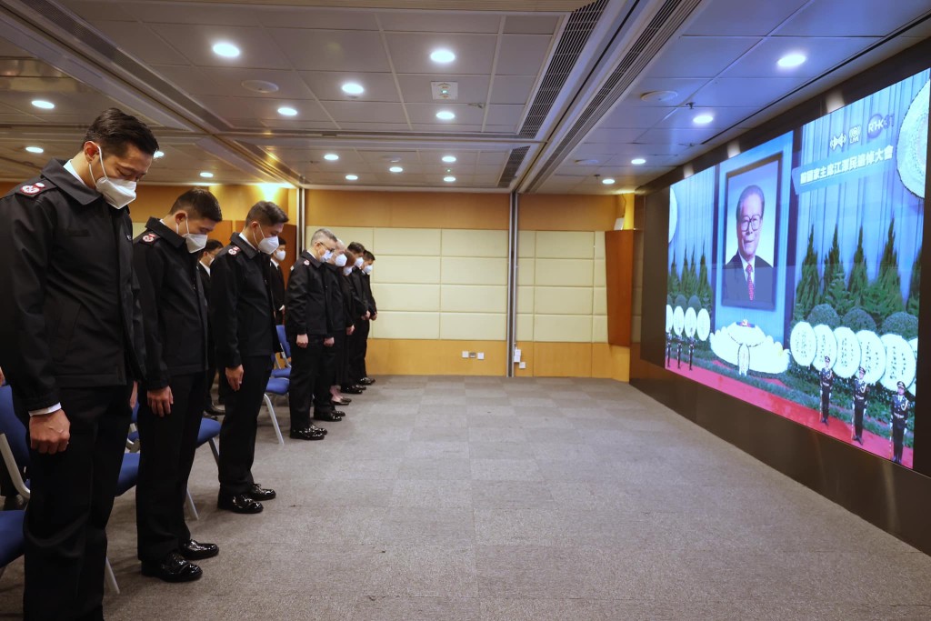 楊恩健率領屬員於消防總部大廈收看追悼大會直播。消防處Facebook圖片