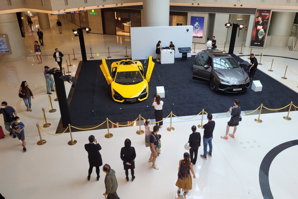 林宝坚尼Lamborghini全新Revuelto首辆右軚版今天(6月22日)起至7月1日(一)于尖沙咀圆方商场公开首展。