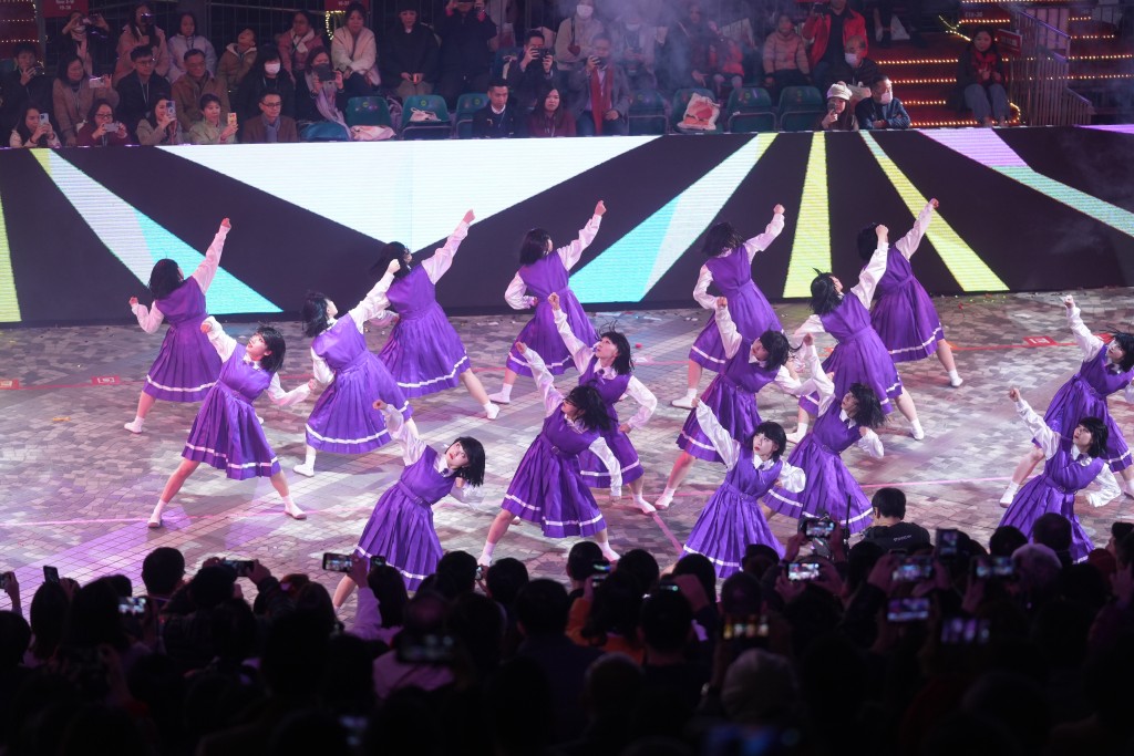 日本当红女子舞团Avantgardey亮相，表演YOASOBI大热歌曲《IDOL》。