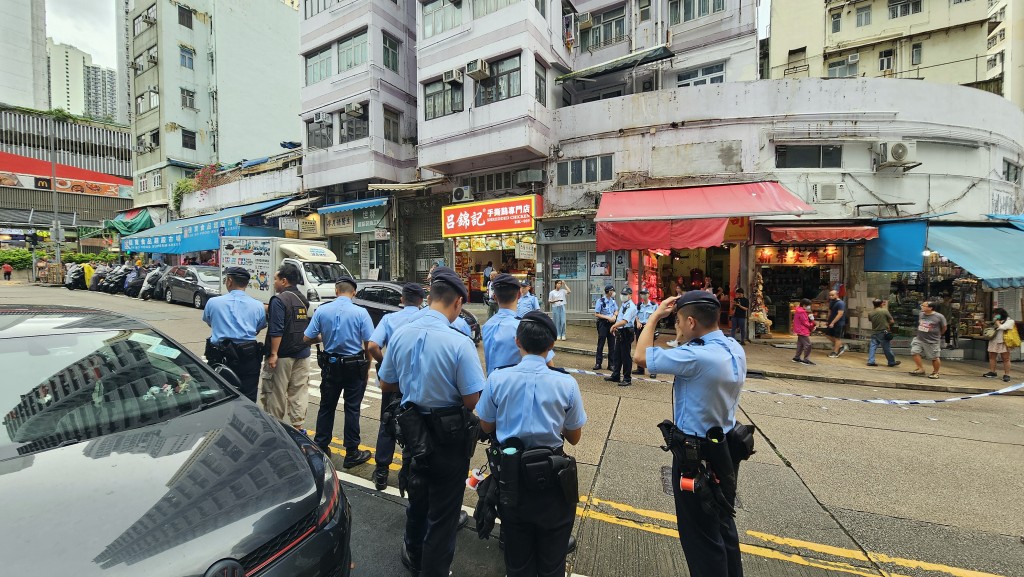 大批警员重返现场。资料图片