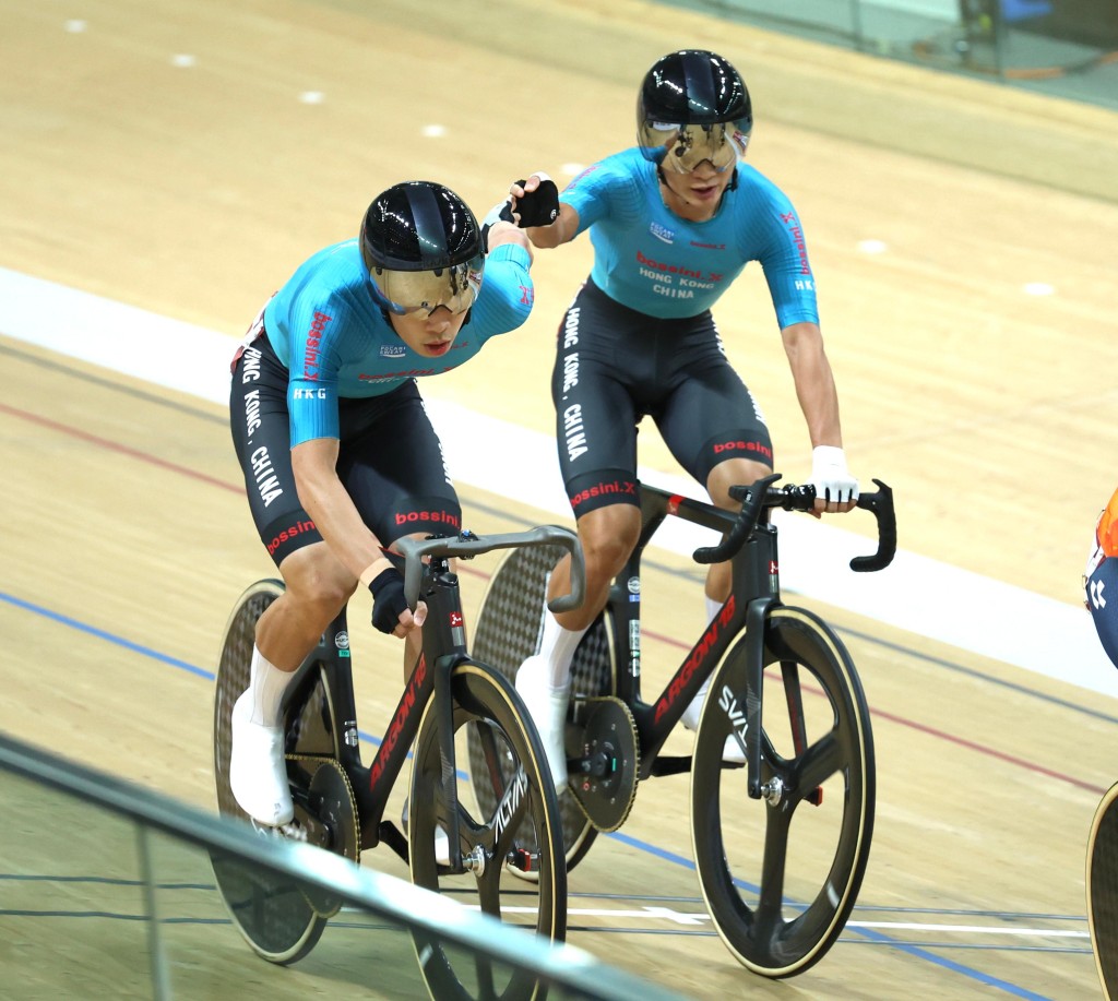 亚锦赛男子麦迪逊铜牌组合朱浚玮（右）及曹棨光（左）刚刚在麦迪逊赛资格赛，在小组赛尾段发威，冲得17分，以小组第2名跻身下午5时08分的决赛。徐嘉华摄