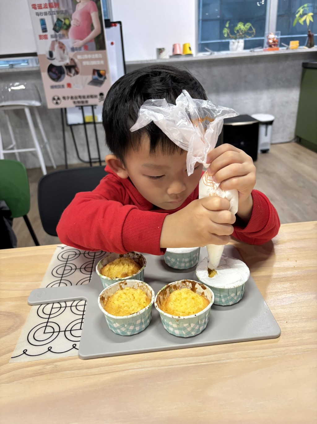 為杯子蛋糕唧好忌廉，便可以在上面寫字唧花和裝飾。（圖片來源：《親子王》）