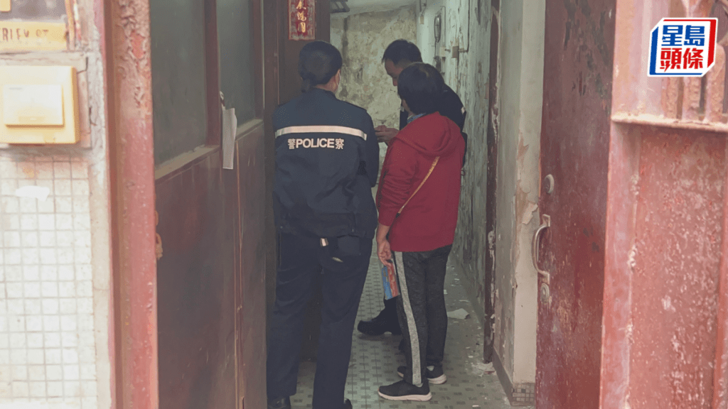 警員向女戶主了解事件。楊偉亨攝