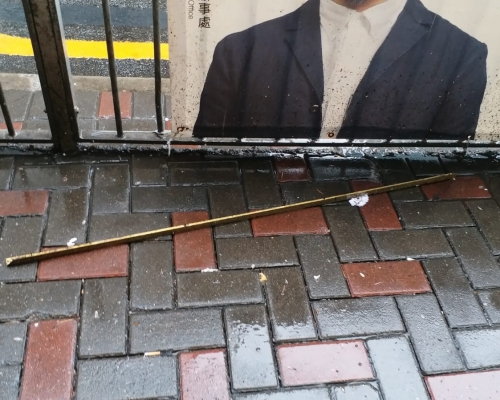 擊中人的金屬鐵枝長約5呎。梁國峰攝