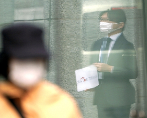 東京都政府要求民眾，周六日避免外出，以防疫情擴散。 AP圖