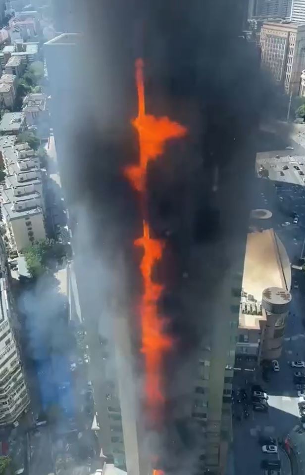 天津新天地大廈發生大火。