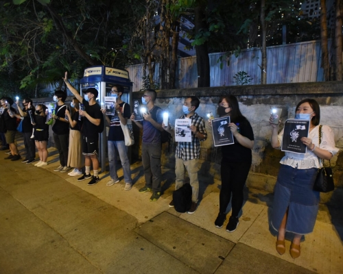 尖沙嘴警署外有人聚集。